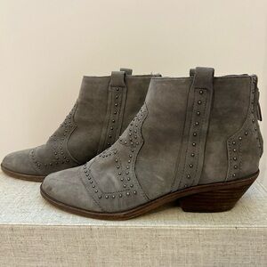 Vince Camuto size 6 gray boot